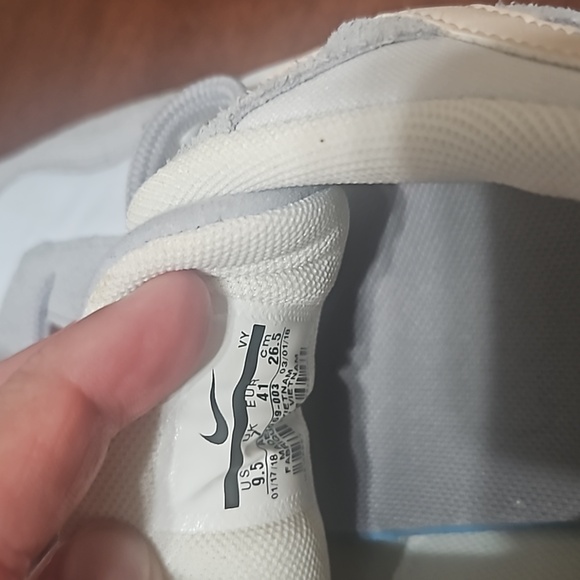 NIKE sneakers, size 9.5. Euc - Picture 7 of 14